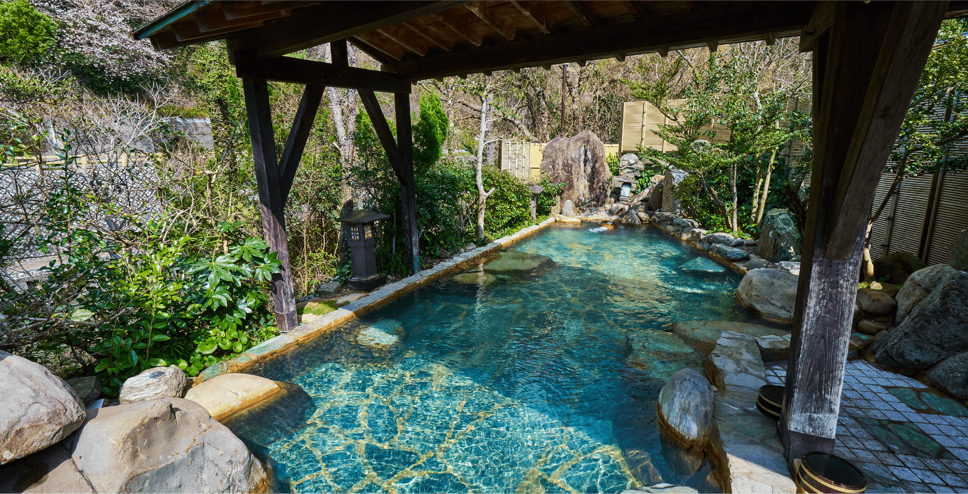 下田温泉 ナトリウム炭酸水素塩・塩化物泉 透明な湯面
